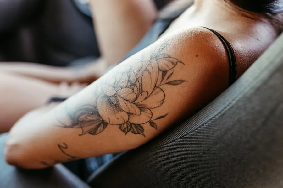 Bouquet de fleurs au trait noir sur l'intérieur du bras