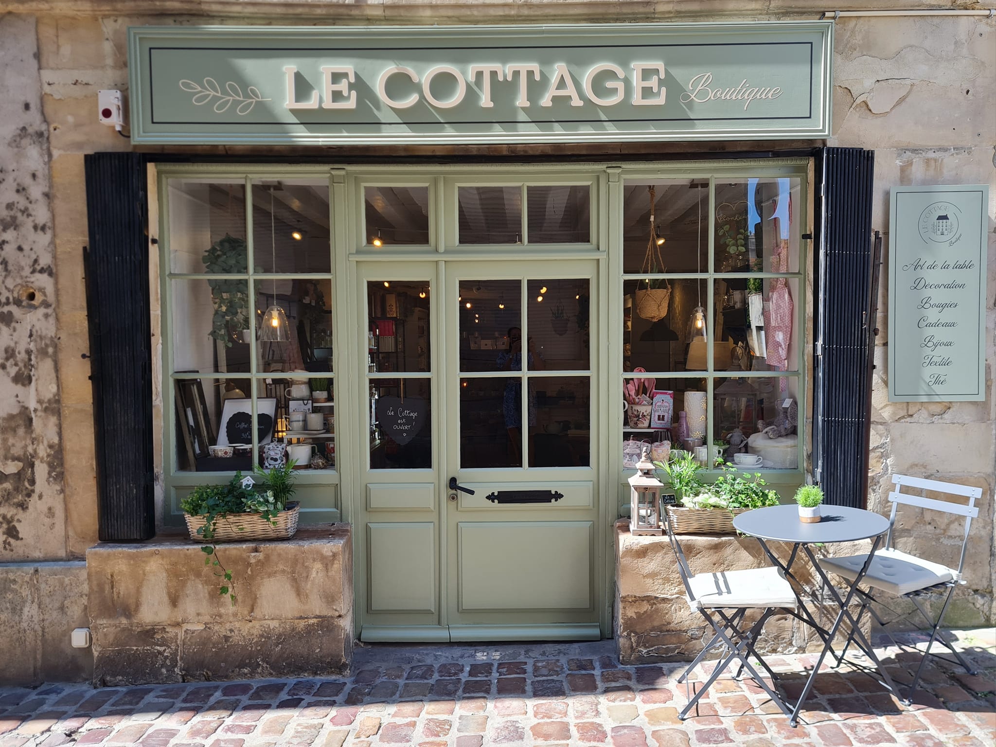 La devanture du Cottage en journée