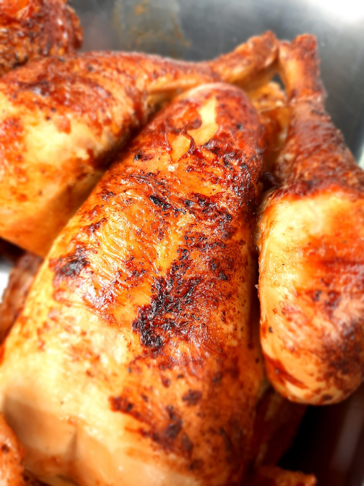 Plancha pleine de poulets dorés