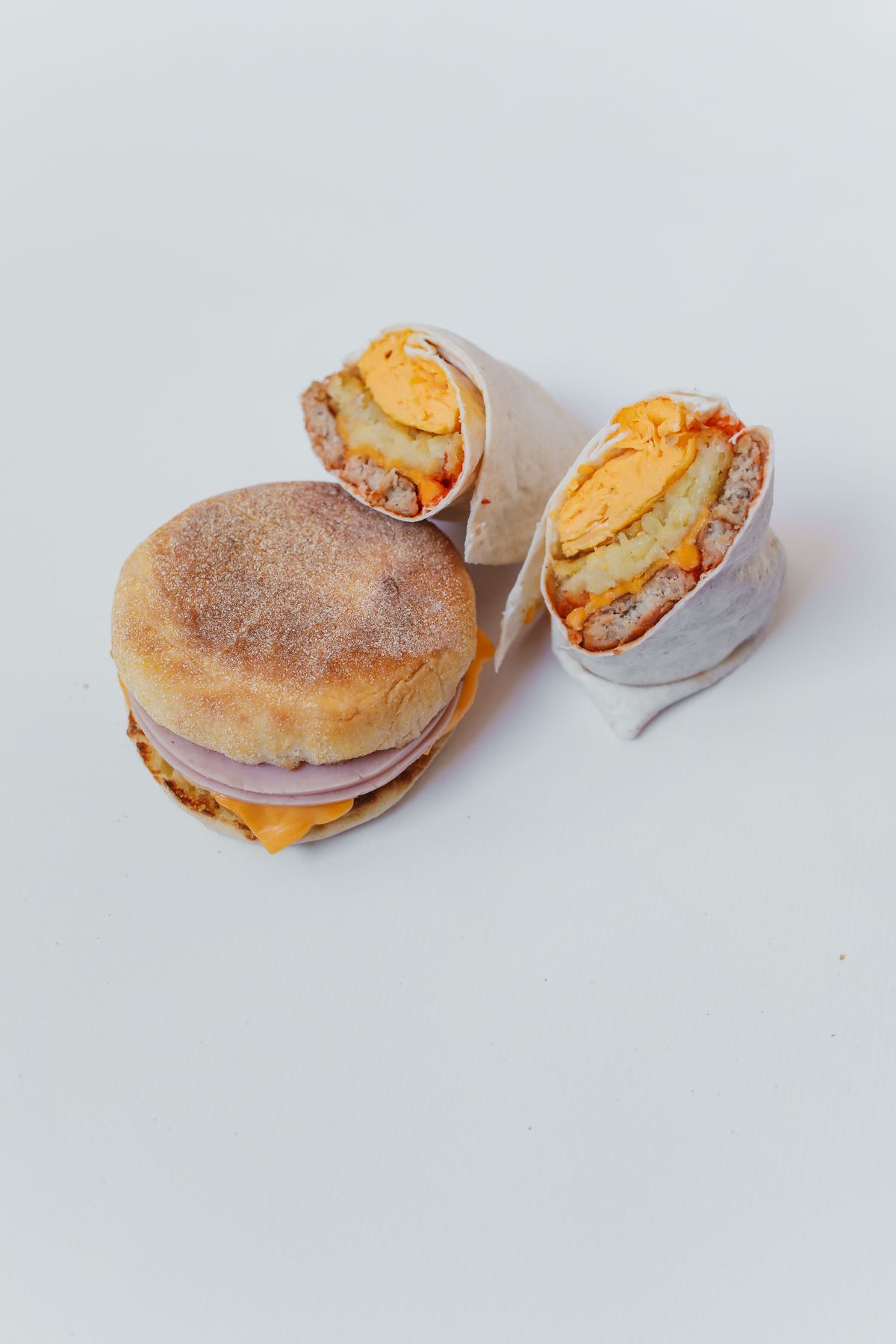Tacos burritos garnis sur plateau