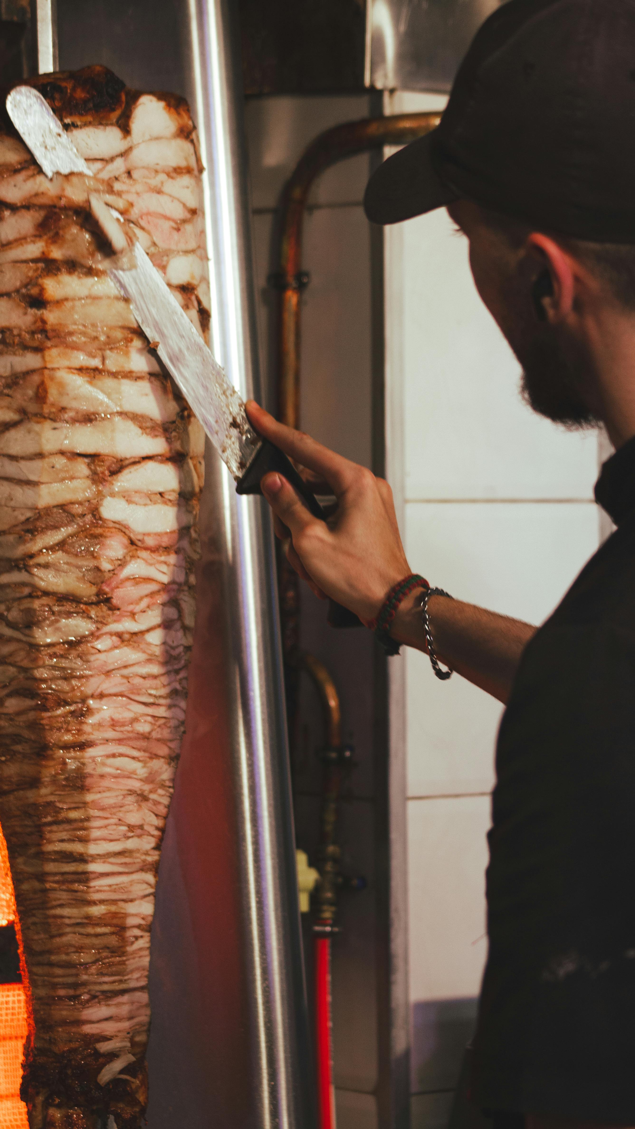 Cuisinier coupant la broche kebab à Saint-Lô