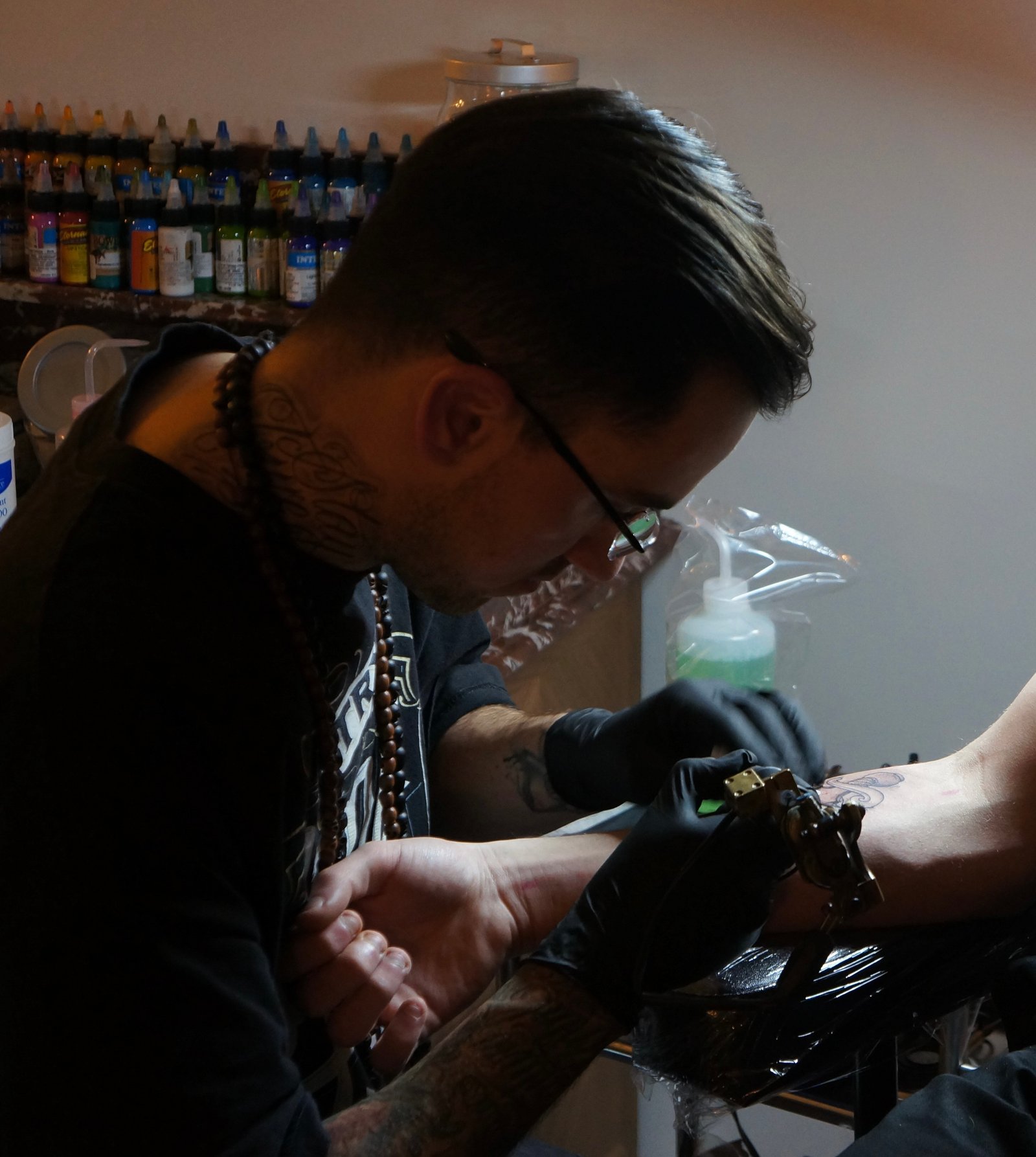 Morgan, tatoueur chez Skull & Bones à Caen