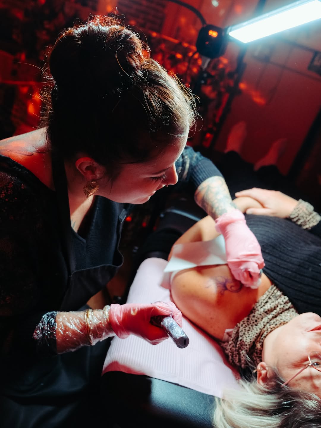 Joachim Vidal, tatoueur Skull & Bones, en plein travail