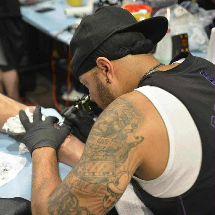 CBJ, tatoueur chez Skull & Bones à Caen