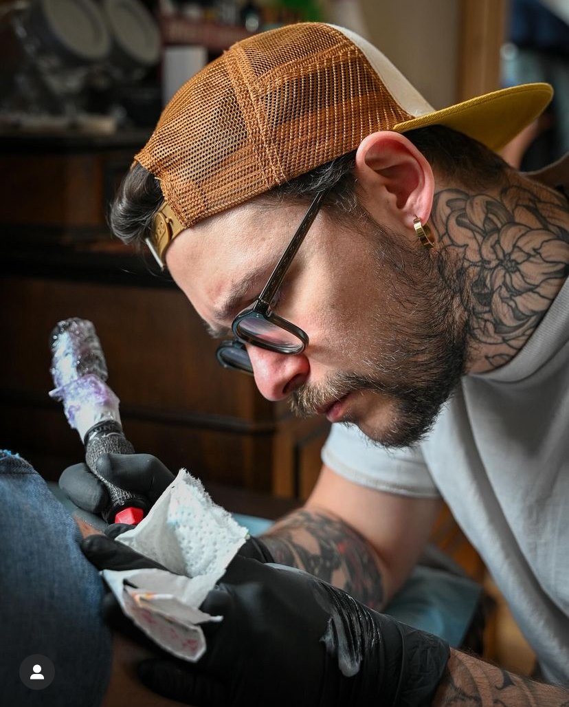 Damien, tatoueur chez Skull & Bones à Caen