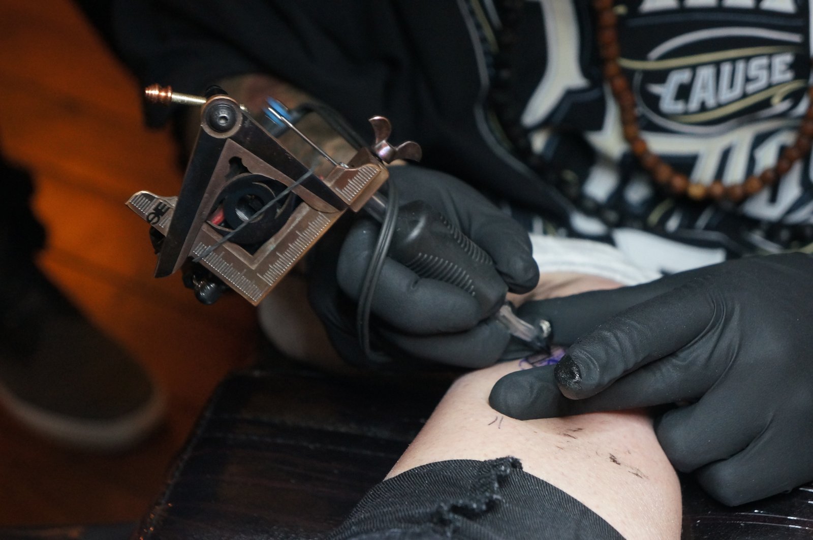 Tatoueur Skull & Bones en plein travail