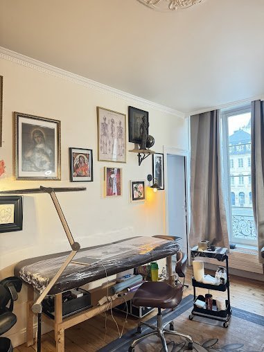 Cabine de tatouage de l'atelier Skull & Bones