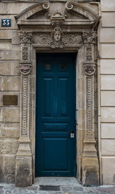 L'entrée du cabinet Skull & Bones, 35 Place Saint-Sauveur à Caen