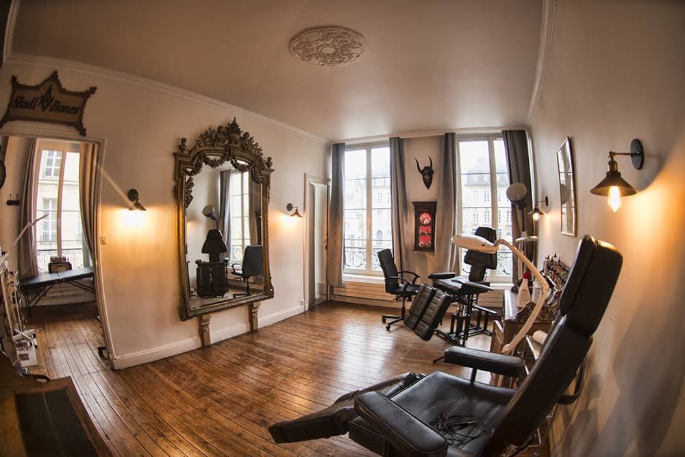 Le salon de tatouage Skull & Bones, Place Saint-Sauveur à Caen
