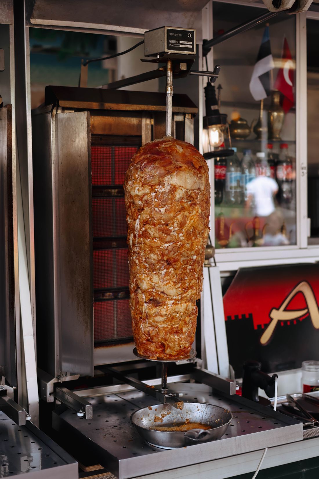 Broche de viande kebab grillée à la verticale