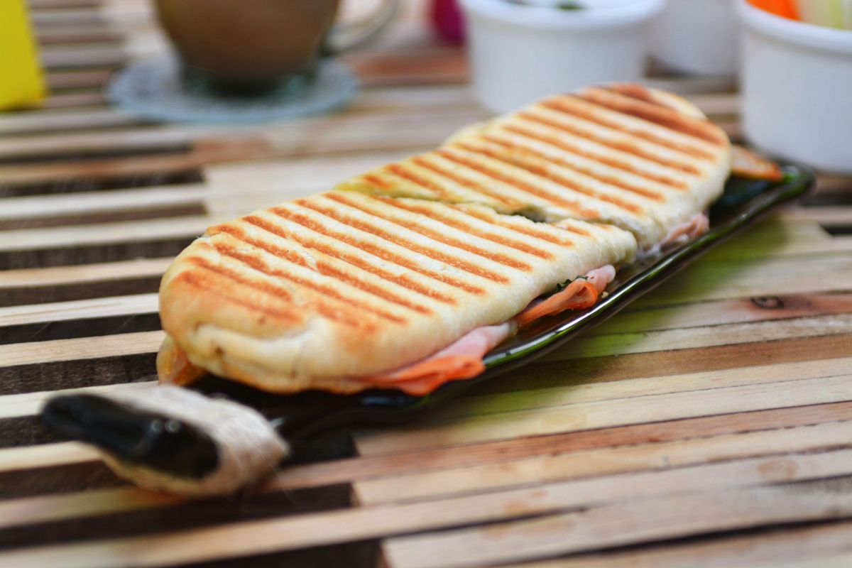 Panini grillé pressé aux marques de grill