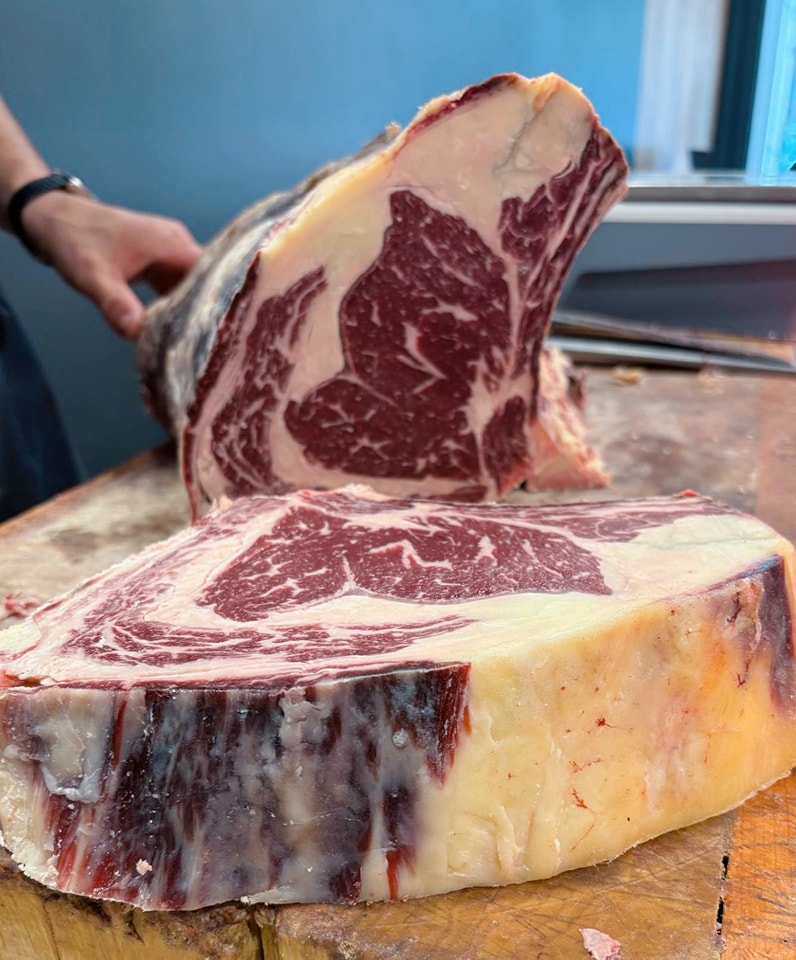 Côte de bœuf maturée Maison Viard sur planche de découpe